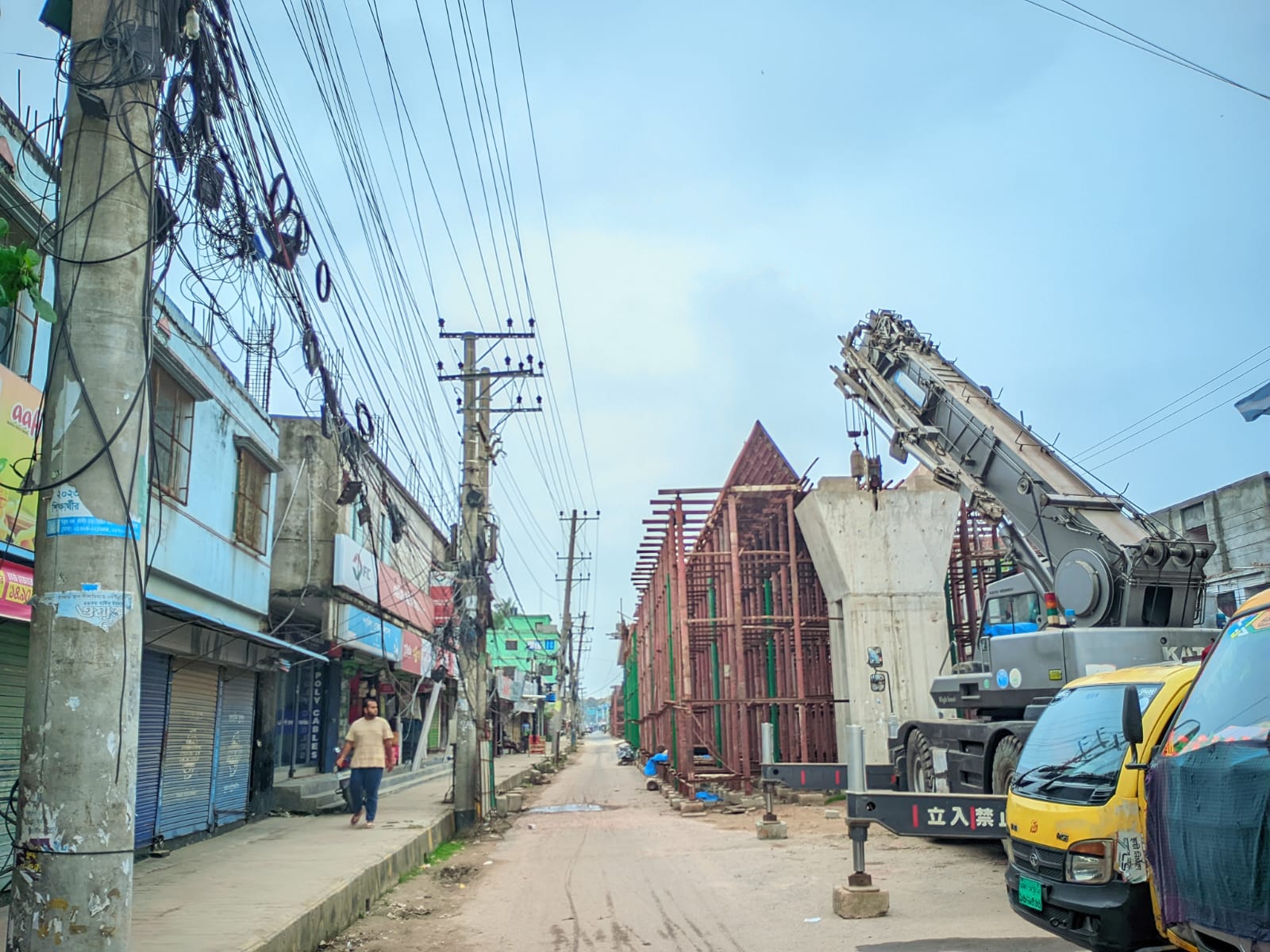 Rental support with hoisting equipment